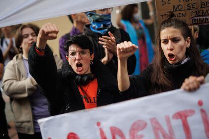 Varias personas protestan durante una concentración de la Federación Plataforma Trans, el pasado 28 de octubre.