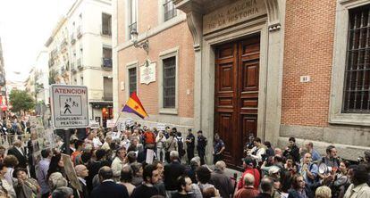 Protesta ante la Real Academia de la Historia en junio de 2011.