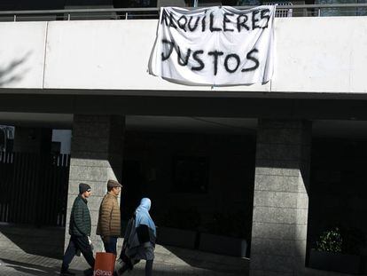 Una pancarta a favor de alquileres más asequibles en una finca de la Diagonal, en Barcelona.