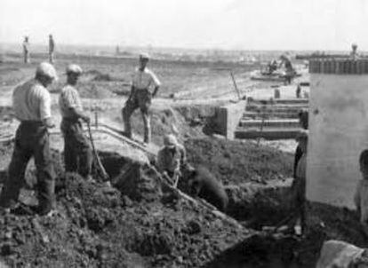 Obreros trabajando en el cerro del Carambolo en 1958, tras el descubrimiento del tesoro