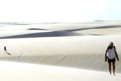 Excursionistas en las dunas de los Lençóis Maranhenses.