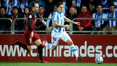 Mikel Oyarzabal de la Real Sociedad y Odei Onaindia del Mirandés disputan el balón. ©  Juan Manuel Serrano Arce/Getty Images