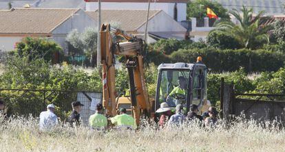 Policías y personal del juzgado en la finca de Las Quemadillas (Córdoba) en junio.