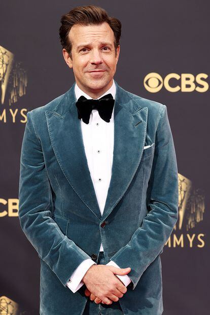 Jason Sudeikis, que ganó el premio a mejor actor en una serie de comedia por Ted Lasso, vistió un traje de terciopelo de Tom Ford.