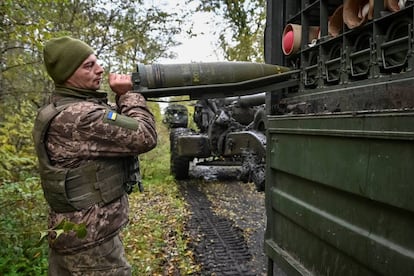 Un militar ucraniano se prepara para disparar un obús en la región de Zaporiyia. 