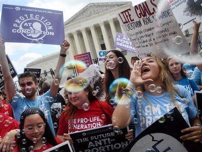 Activistas contra el aborto celebran la decisión del Supremo a las puertas de la sede del tribunal, este viernes en Washington.