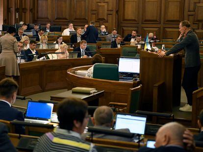 Sesión del Parlamento de Letonia, celebrada este jueves en Riga, en la que se ha declarado a Rusia "Estado promotor del terrorismo".