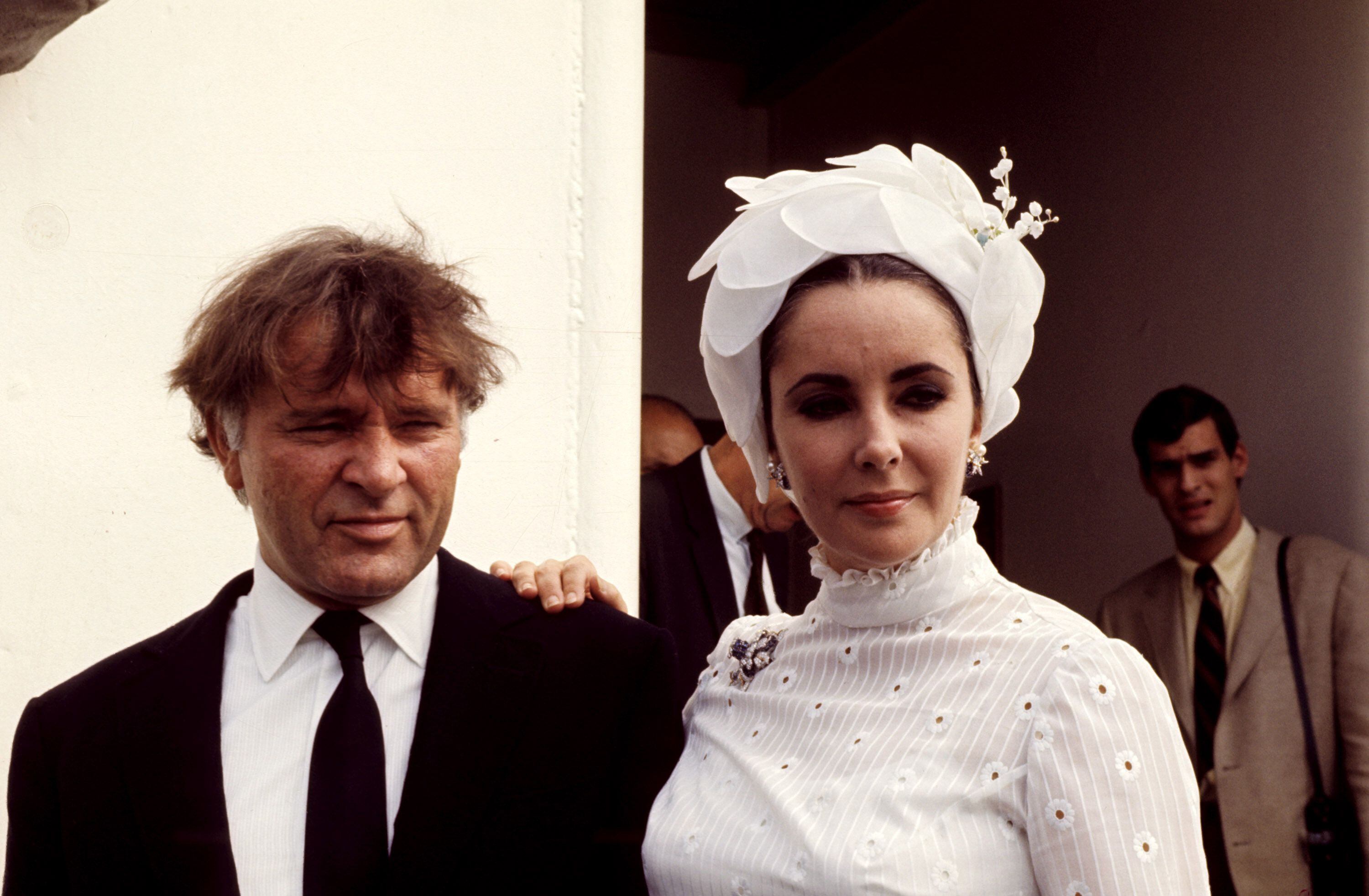 Richard Burton y Elizabeth Taylor en una de sus apariciones públicas siendo pareja. 