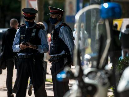Dos agentes de los Mossos d'Esquadra patrullan las calles de Girona, en una imagen de archivo /Toni Ferragut
