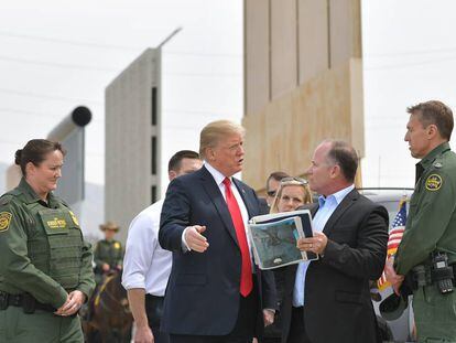 Trump visita un prototipo de muro en la ciudad californiana de San Diego.