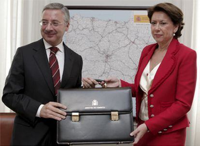 José Blanco posa junto a Magdalena Álvarez en el tradicional traspaso de cartera.