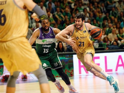 Álex Abrines con el balón ante Will Thomas durante el tercer partido de las semifinales de los playoffs de la ACB entre el Barcelona y el Unicaja, en Málaga este domingo.