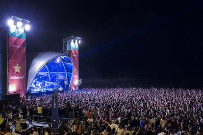 Concierto de Els Amics de les Arts en la playa de Bogatell, en Barcelona, en septiembre de 2015.