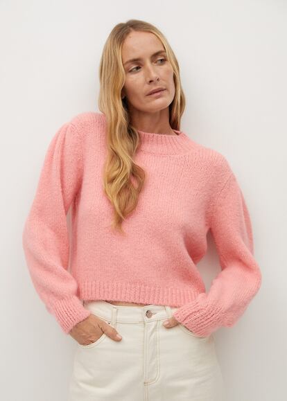 Un mullido y cálido jersey de Mango como este para ver el invierno de color de rosa debería de ser considerada una necesidad esencial. Antes 29,99 euros, ahora 19,99 euros.