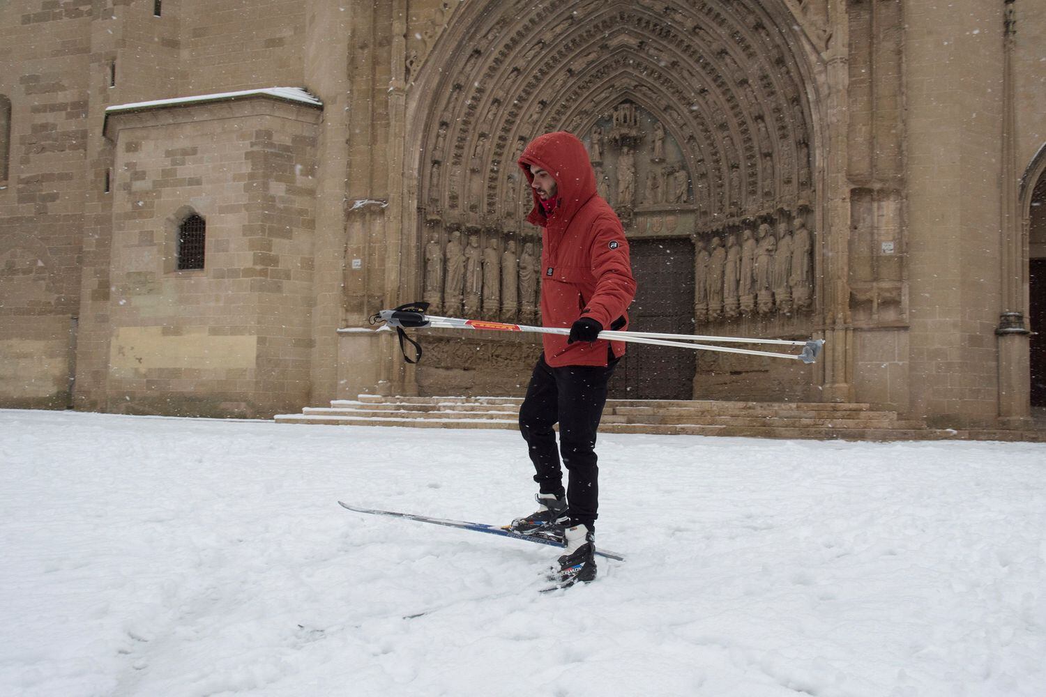 Un esquiador en la plaza de la Catedral de Huesca.