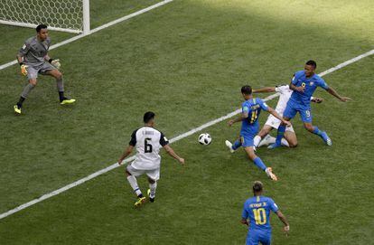 Philippe Coutinho (centro) golpea el balón para meter gol.
