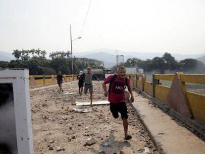 Colombia cierra el paso durante dos días para rebajar la tensión y reparar las infraestructuras afectadas