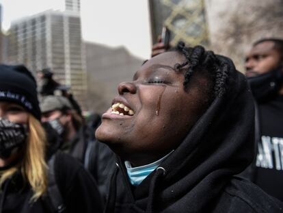 Una mujer rompe a llorar después de que Derek Chauvin haya sido declarado culpable de los tres cargos este martes en Minneapolis.