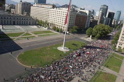 Unas 5.000 personas se han congregado en la capital de Chile, según la estimación de las fuerzas de seguridad del país.