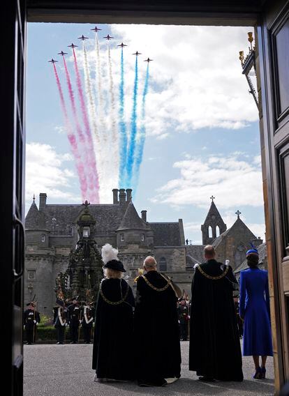 Los reyes y los herederos al trono británico observan el paso de los aviones desde el palacio de Holyroodhouse, tras la celebración el servicio religioso de acción de gracias. 
