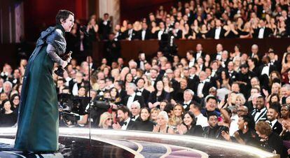 Olivia Colman recoge el oscar por 'La favorita'.