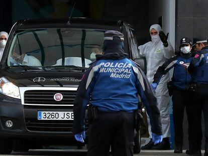 Traslado de personas fallecidas por coronavirus al Palacio de Hielo en Madrid, este martes.