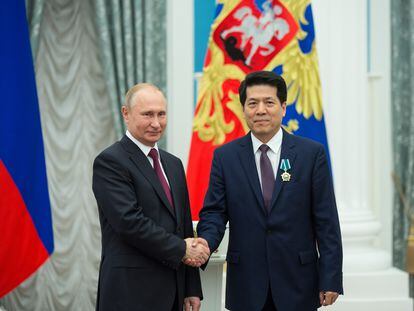 Vladímir Putin y Li Hui, en mayo de 2019 en Moscú.