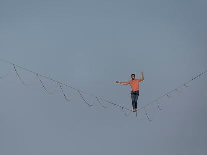 El funambulista Nathan Paulin ha recorrido los 350 metros en el centro de Barcelona como acto central de la inauguración  del Grec Festival.