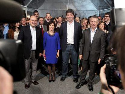 De izquierda a derecha, Andoni Ortuzar, Izaskun Bilbao, Jean Tellechea e I&ntilde;igo Urkullu este jueves en el acto de apertura de campa&ntilde;a en Hondarribia.