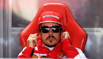 Alonso se concentra en el box de Ferrari. 