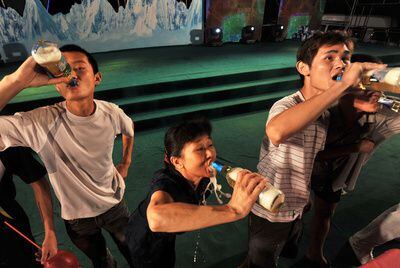 Imagen captada durante una competición de bebedores en un festival celebrado en 2009 en Wuhan (China).