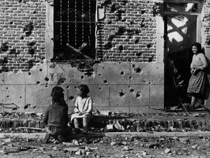 Fotografía de Robert Capa de la vivienda de Vallecas durante la Guerra Civil.