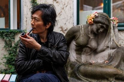 Le philosophe, basé à Berlin, fume sa pipe sur la terrasse de la cafétéria du vieux cimetière de San Mateo.