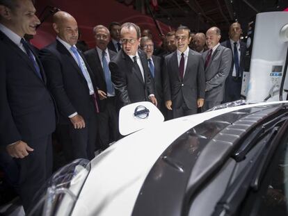 El presidente francés, François Hollande, enchufa un coche eléctrico Nissan durante el Salón del Automóvil de París, este mes. Reuters