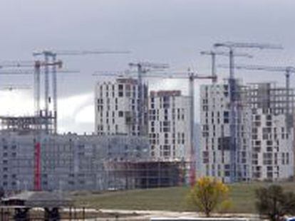 En la imagen, varios edificios de viviendas en construcci&oacute;n. 