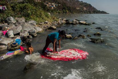 Una mujer lava su ropa en las aguas del lago de Chapala.