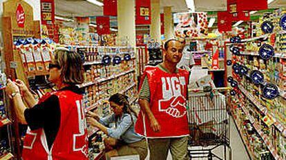Miembros de un piquete informativo de UGT, en un supermercado de Melilla.