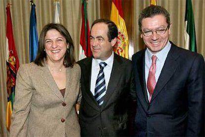 De izquierda a derecha, María Antonia Trujillo, José Bono y Alberto Ruiz-Gallardón, durante el acuerdo firmado hoy.