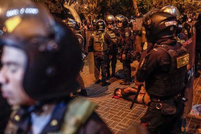 Un hombre permanece en el suelo tras ser sometido por miembros de la Policía. A lo largo de la semana han muerto 14 manifestantes.