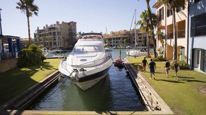 Un yate en la exclusiva urbanización Sotogrande, en Cádiz.