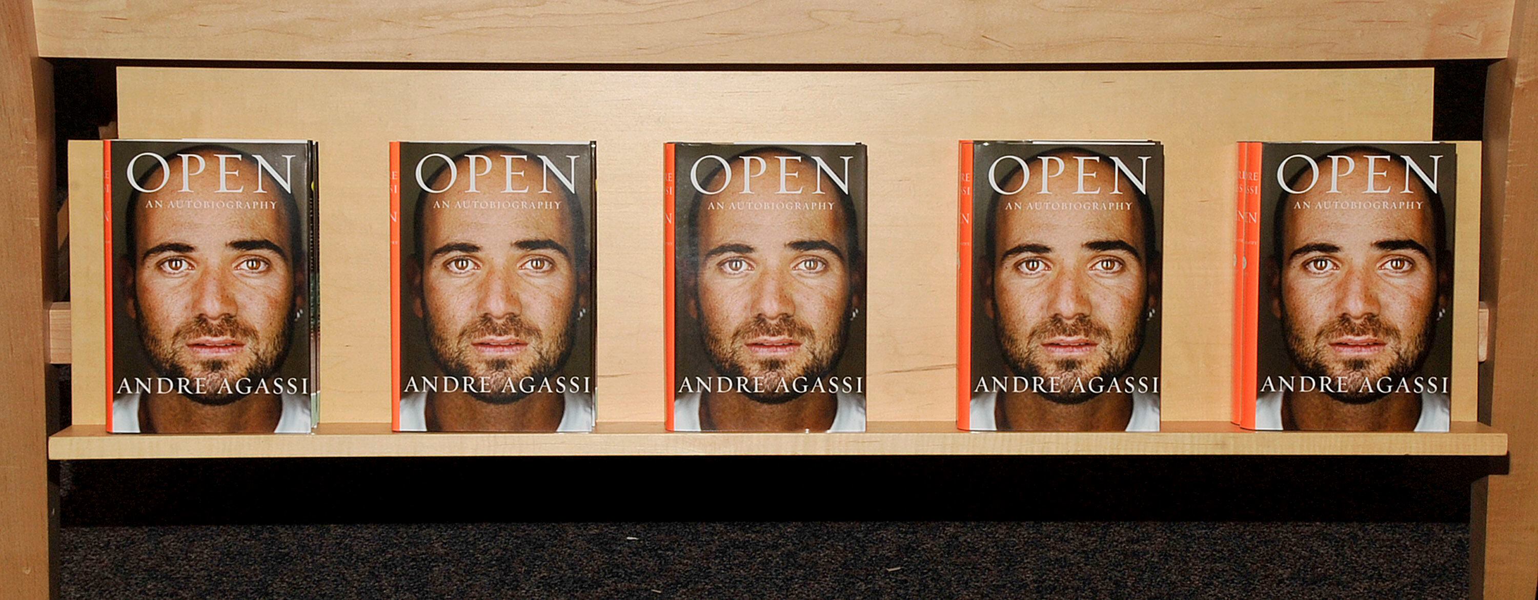 Copias de 'Open', de andre Agassi, en una librería de California.