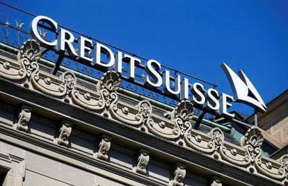 Logo de Credit Suisse en la fachada de sus oficinas en Zúrich, Suiza, el 24 de marzo.