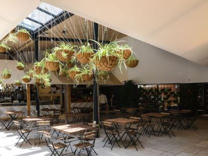 Patio central de El Huerto del Cura, en Madrid, primer mercado de abastos org&aacute;nico de Espa&ntilde;a.