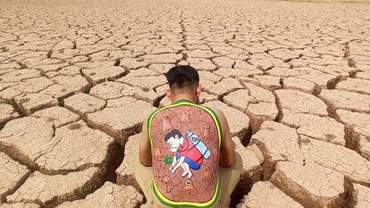 Activista del medio ambiente en una tierra azotada por la sequía.
