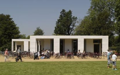 The Café, en los jardines de Chiswick House (Londres), proyectado por el estudio Caruso St John Architects.