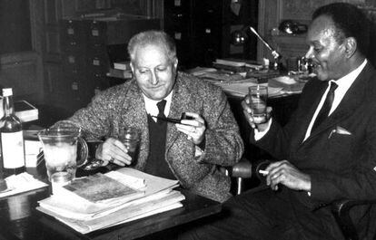El boxeador y escritor Chester Himes junto con el franc&eacute;s Jean Giono: genior, copazos y figura en Par&iacute;s en 1958