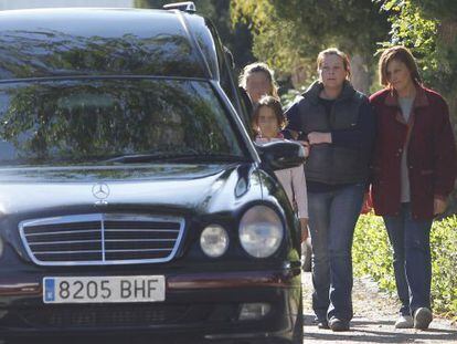 Adela, madre de Almudena, la ni&ntilde;a asesinada, a su llegada al cementerio.