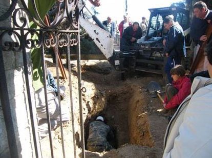 El equipo de expertos trabaja en la exhumación de una fosa en Santa Marta de Tera (Zamora), la primera que se abre por orden judicial.