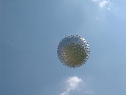 Una de las imágenes usadas por la NASA en su informe. La esfera que surca los cielos es un globo meteorológico liberado desde Cabo Cañaveral, en Florida.