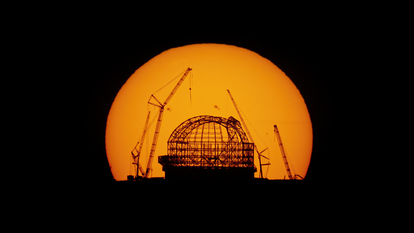 La cúpula en construcción del Telescopio Extremadamente Grande en el desierto de Atacama (Chile), al amanecer del 29 de agosto.